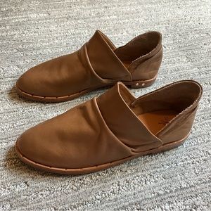 Beek handmade Puffin Leather Booties in Saddle, women’s size 8